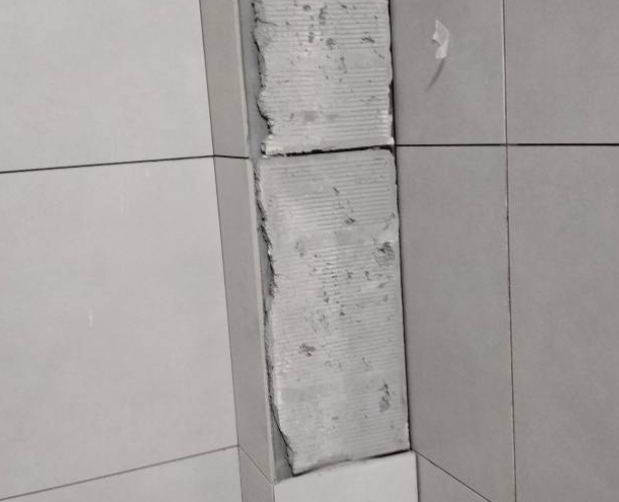 鼎湖瓷砖空鼓维修公司分享下瓷砖施工前基层浇水润湿程度不足，可能导致以下问题